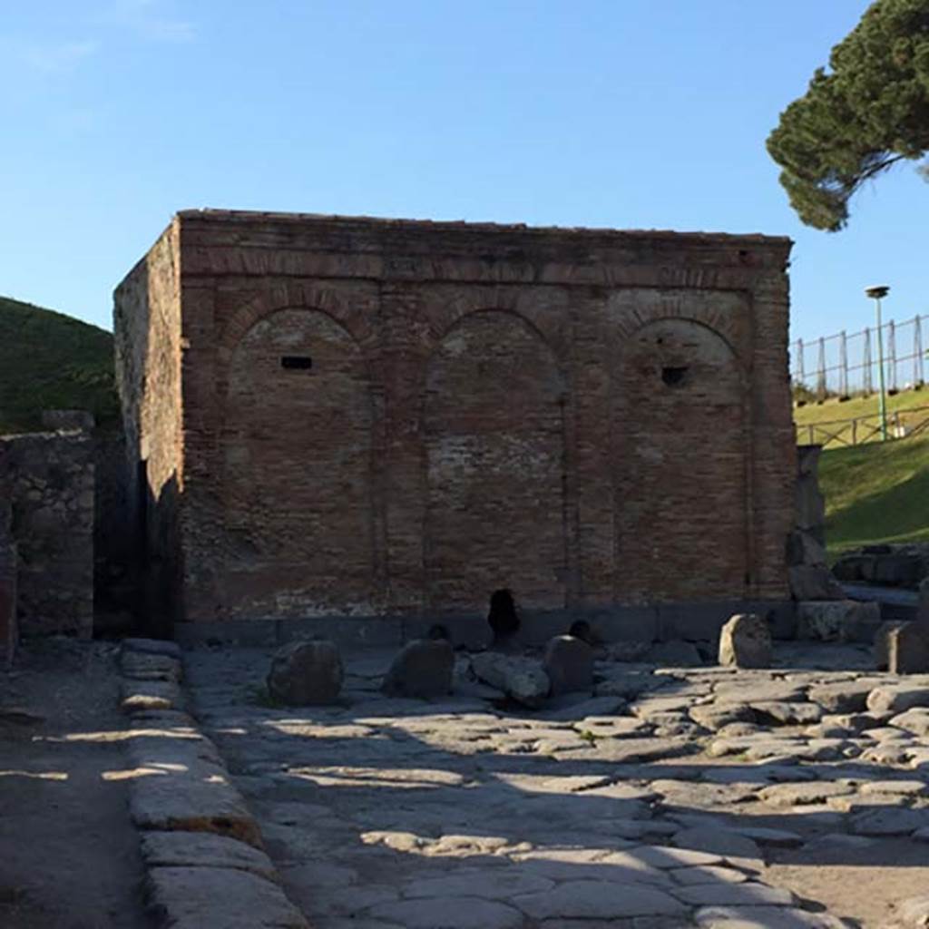 Water tower near to VI.15.18, VI.16.22 and VI.16.23, Pompeii. April 2015. (for more pictures, see Fountains 61500).  Photo courtesy of Sharon M. Wolf.
