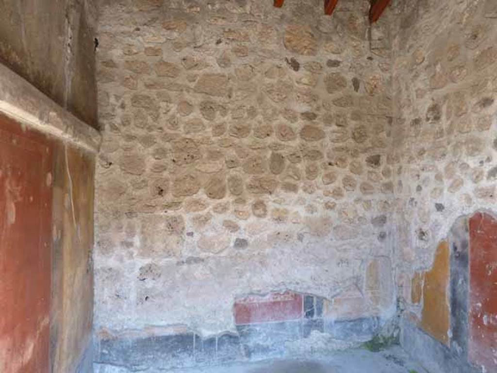VI.16.7 Pompeii. May 2010. East wall of room D.