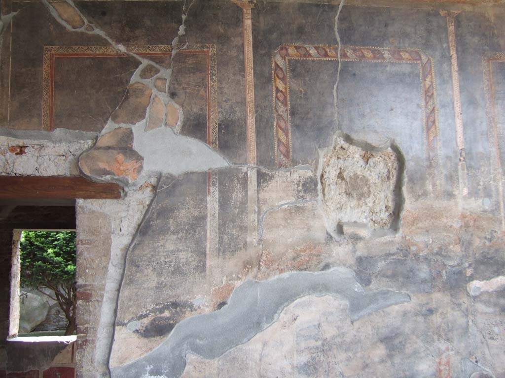 VI.16.7 Pompeii. May 2006. West wall of room F, west portico, with doorway to room Q, on left.