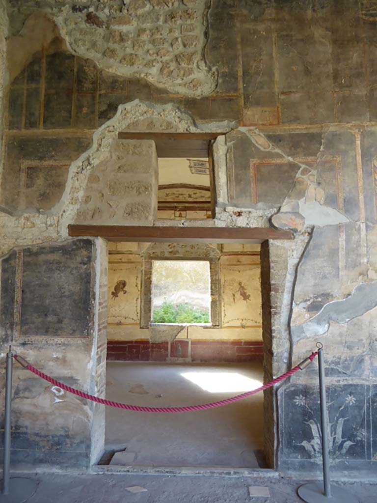 VI.16.7 Pompeii. September 2015. Room Q, looking west through doorway from west portico.
Foto Annette Haug, ERC Grant 681269 DÉCOR.
