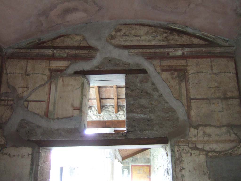 VI.16.7 Pompeii. May 2006. Room Q, upper east wall above doorway to west portico.
