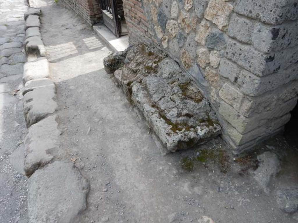 VI.16.15 Pompeii. May 2005. Entrance doorway.
According to NdS, the fauces or entrance corridor had a travertine threshold.
See Notizie degli Scavi di Antichità, 1908, (p.63-84)
