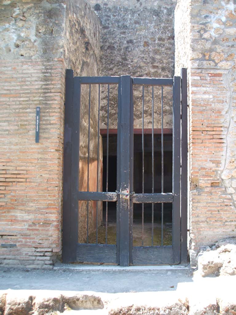 VI.16.15 Pompeii. May 2015. Entrance doorway threshold. Photo courtesy of Buzz Ferebee.