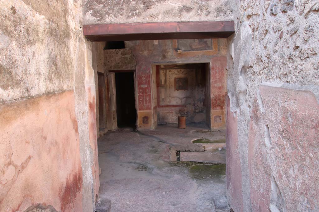VI.16.15 Pompeii. May 2000. Entrance fauces A, looking west to atrium B. Photo courtesy of Buzz Ferebee.