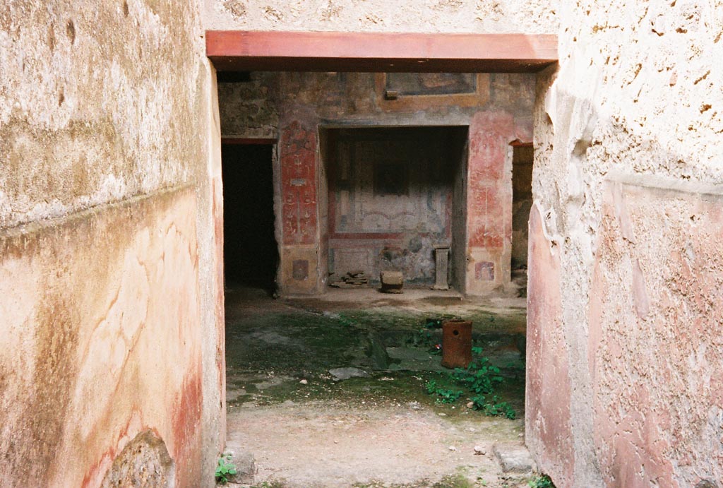 VI.16.15 Pompeii. May 2015. Entrance fauces A, looking east along north side towards entrance doorway. Photo courtesy of Buzz Ferebee.
