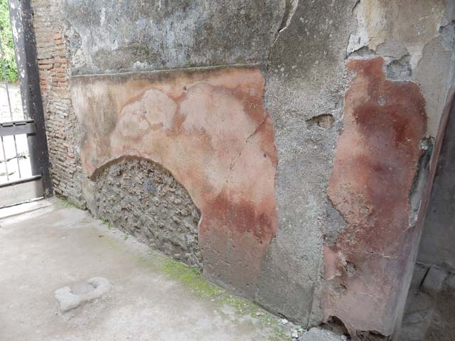 VI.16.15 Pompeii. May 2015. Entrance fauces A, looking east along north side towards entrance doorway. Photo courtesy of Buzz Ferebee.
