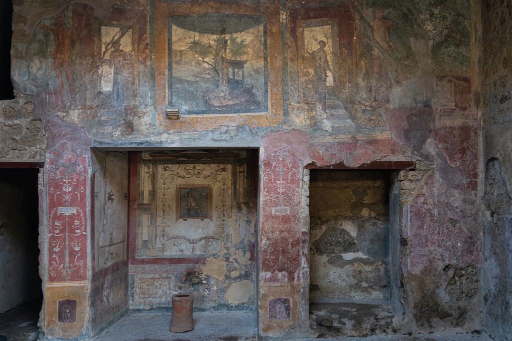 VI.16.15 Pompeii. December 2006. Doorways to rooms C, D, and E on west side of atrium B.  