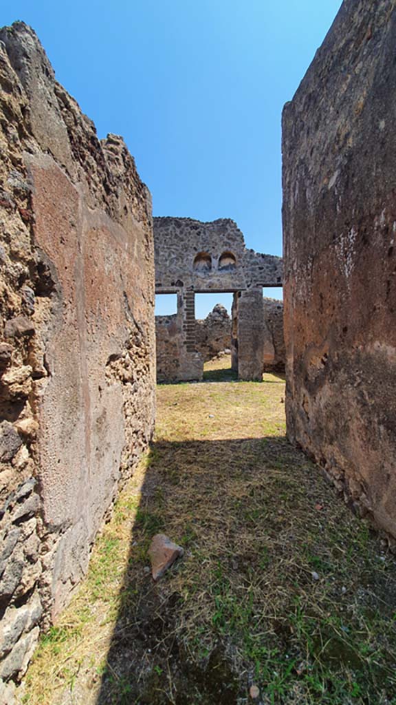 VI.16.3 Pompeii. July 2021. 
Looking east along entrance corridor, towards atrium B. 
Foto Annette Haug, ERC Grant 681269 DÉCOR.
