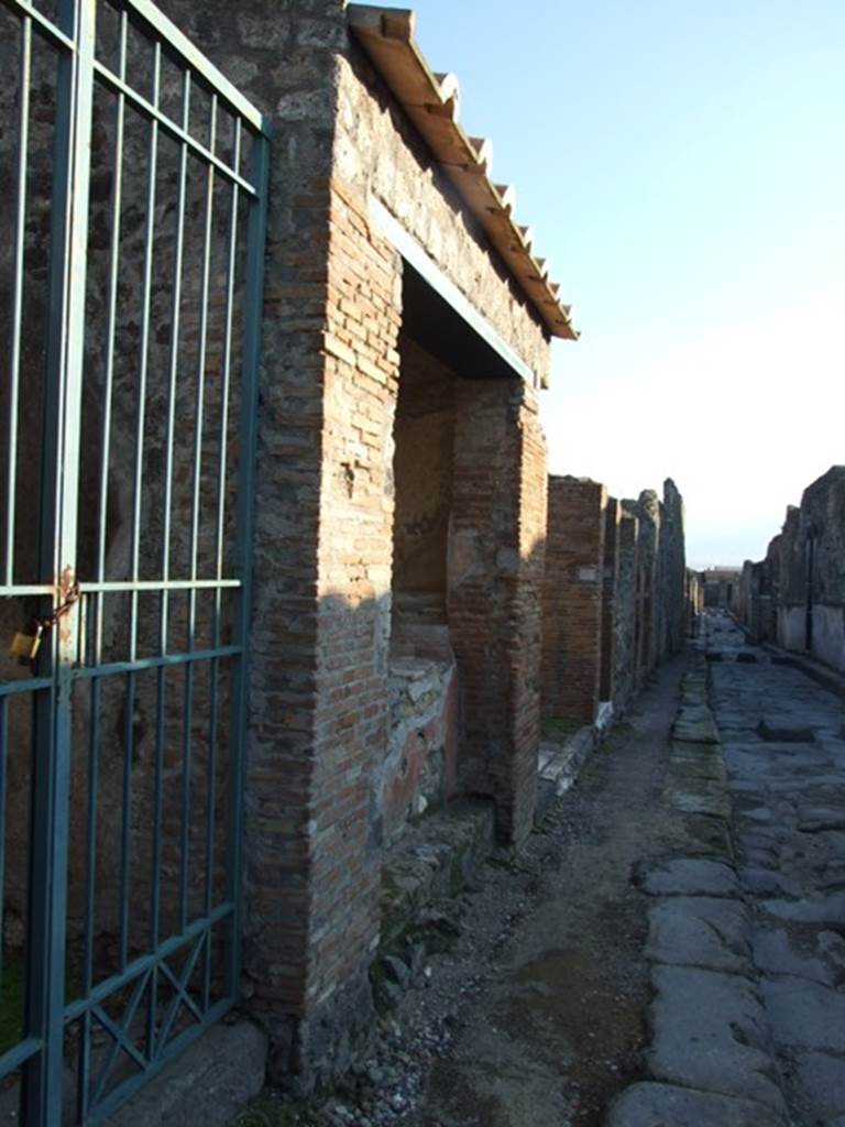 VI.16.33 Pompeii.  December 2007. Entrance on Vicolo dei Vettii.