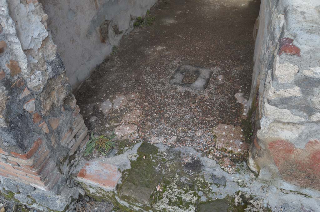 VI.16.33 Pompeii. March 2018. Flooring at entrance doorway on north side of counter in bar-room, looking east.
Foto Taylor Lauritsen, ERC Grant 681269 DÉCOR.
