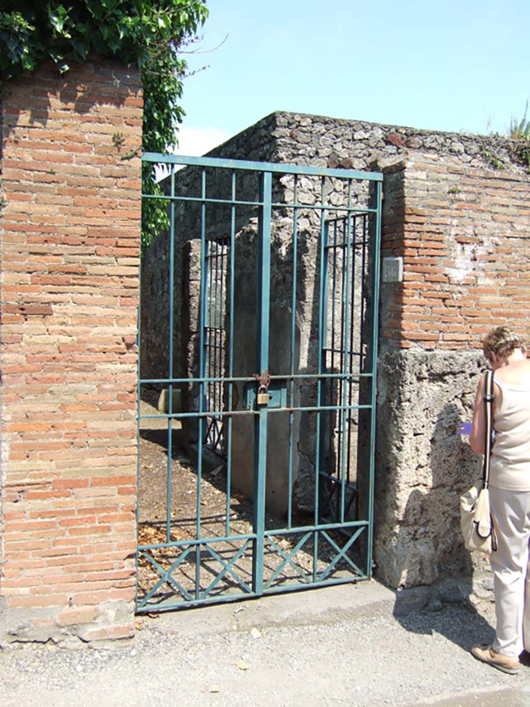 VI.16.36 Pompeii. May 2006. 
Entrance doorway and south side of entrance corridor A, with two doorways linking to VI.16.37.
