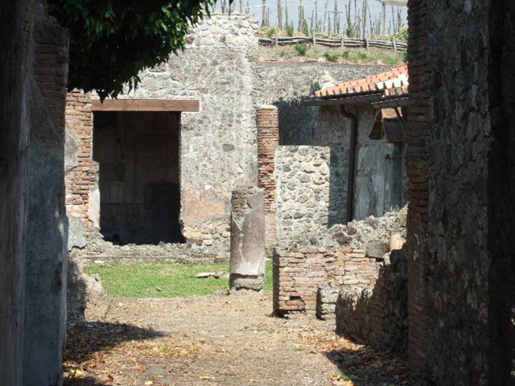 VI.16.36 Pompeii. December 2007. Looking east towards peristyle G, and doorway to triclinium H on its east side, on left.
