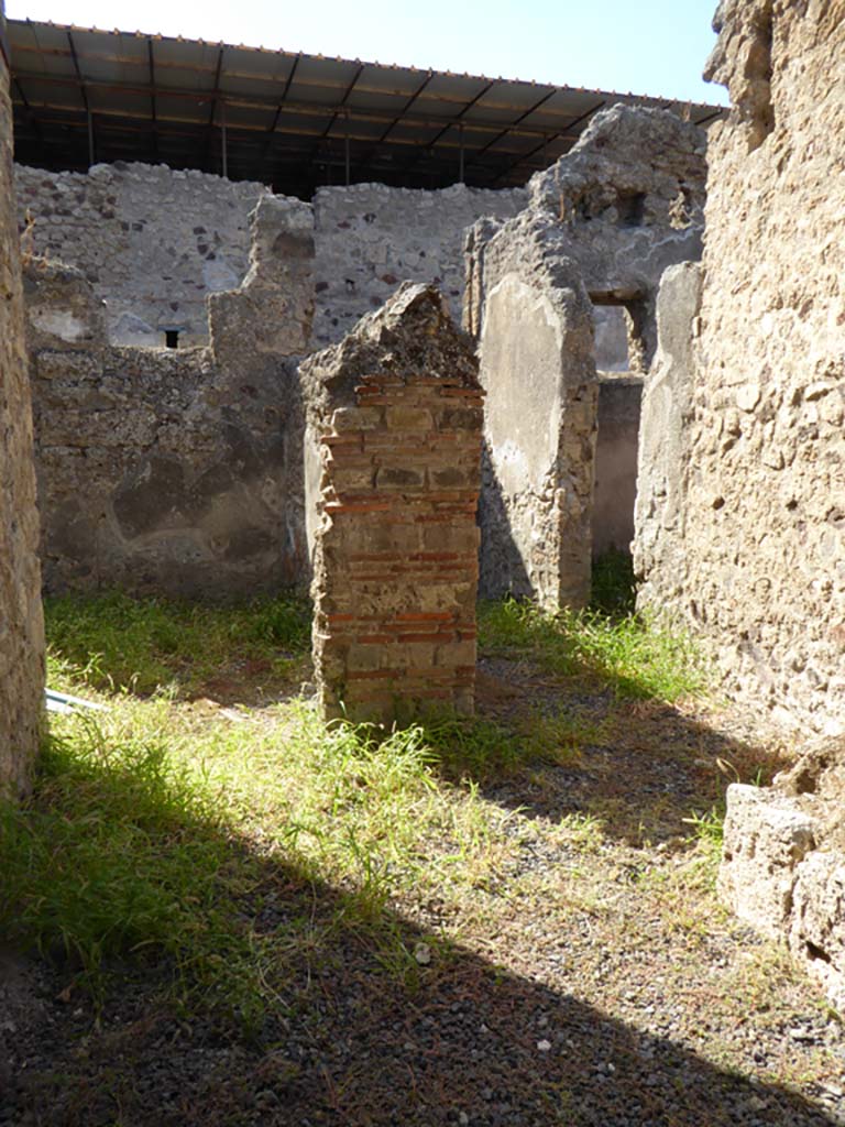 VI.16.7 Pompeii. September 2015. Services area.
Looking west from doorway towards dormitory or storeroom and corridor to rear entrance at VI.16.38.
Foto Annette Haug, ERC Grant 681269 DCOR.

