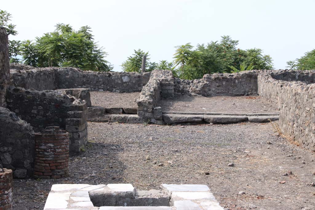 VI.17.4 Pompeii. September 2021. Looking west from entrance towards rear rooms. Photo courtesy of Klaus Heese.