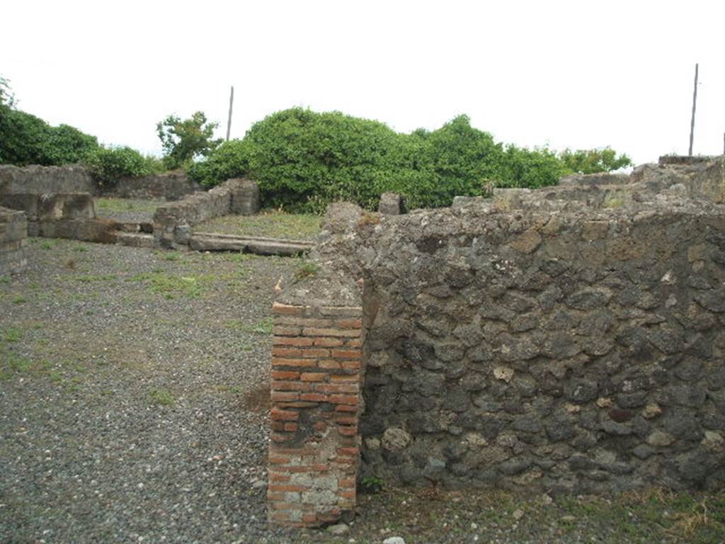 VI.17.3/4 Pompeii. May 2005. Looking west towards the rear of VI.17.4, from rear of VI.17.3.