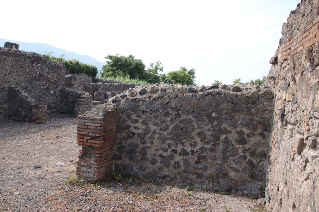 VI.17.3/4 Pompeii. September 2021. West wall of room at the rear of VI.17.3. Photo courtesy of Klaus Heese.

