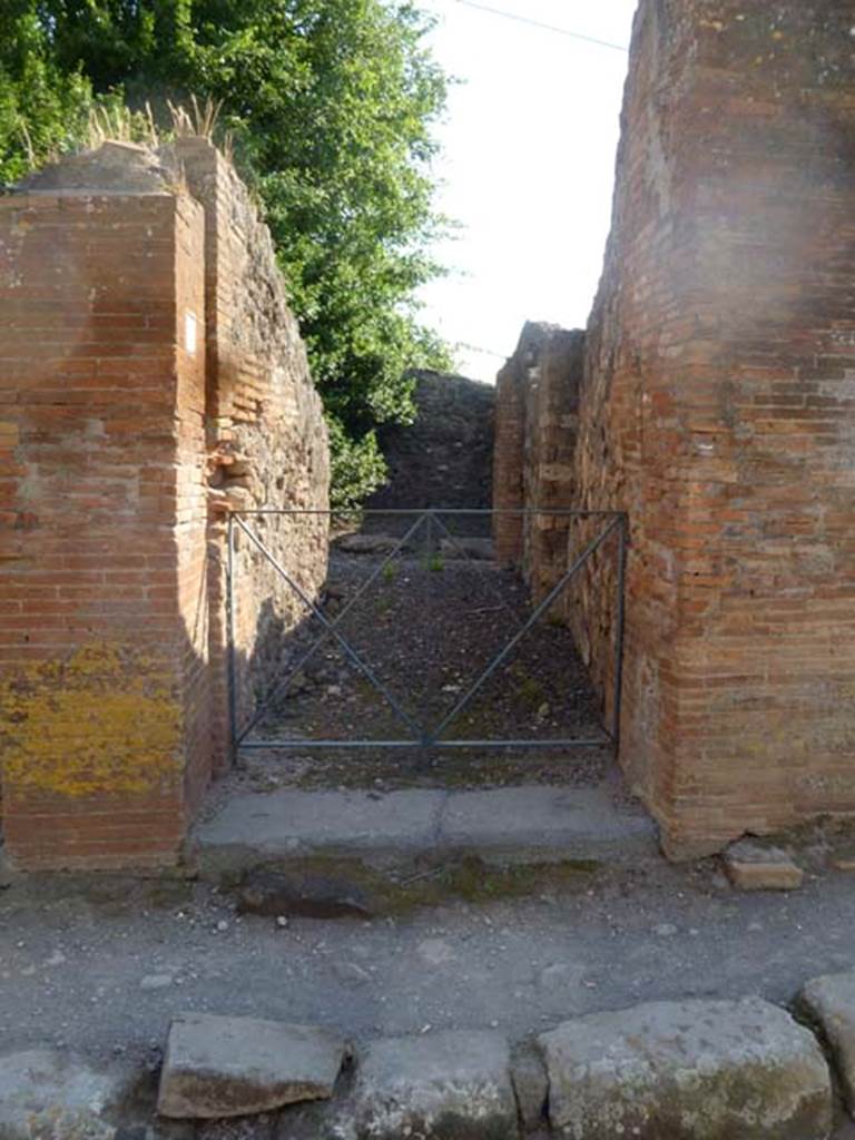 VI.17.5 Pompeii. May 2011. Looking west to entrance doorway.
