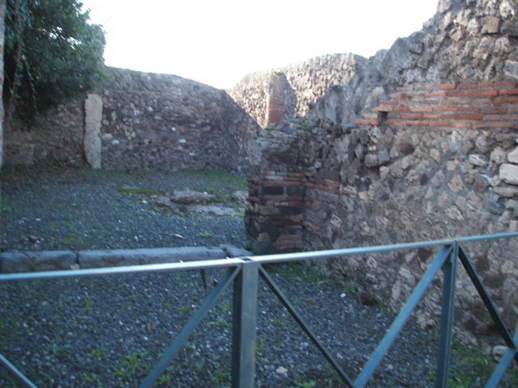 VI.17.6 Pompeii. December 2004. North wall of shop, on right, with wide doorway to atrium of VI.17.5.