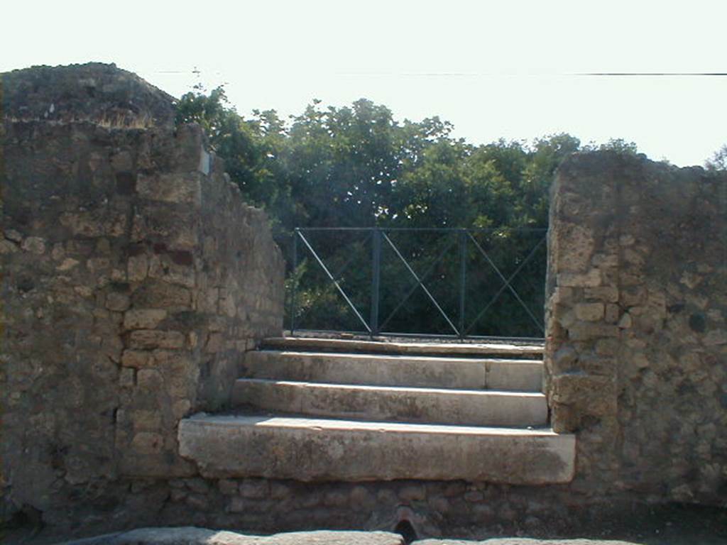 VI.17.10 Pompeii. September 2004. Entrance doorway with steps.
