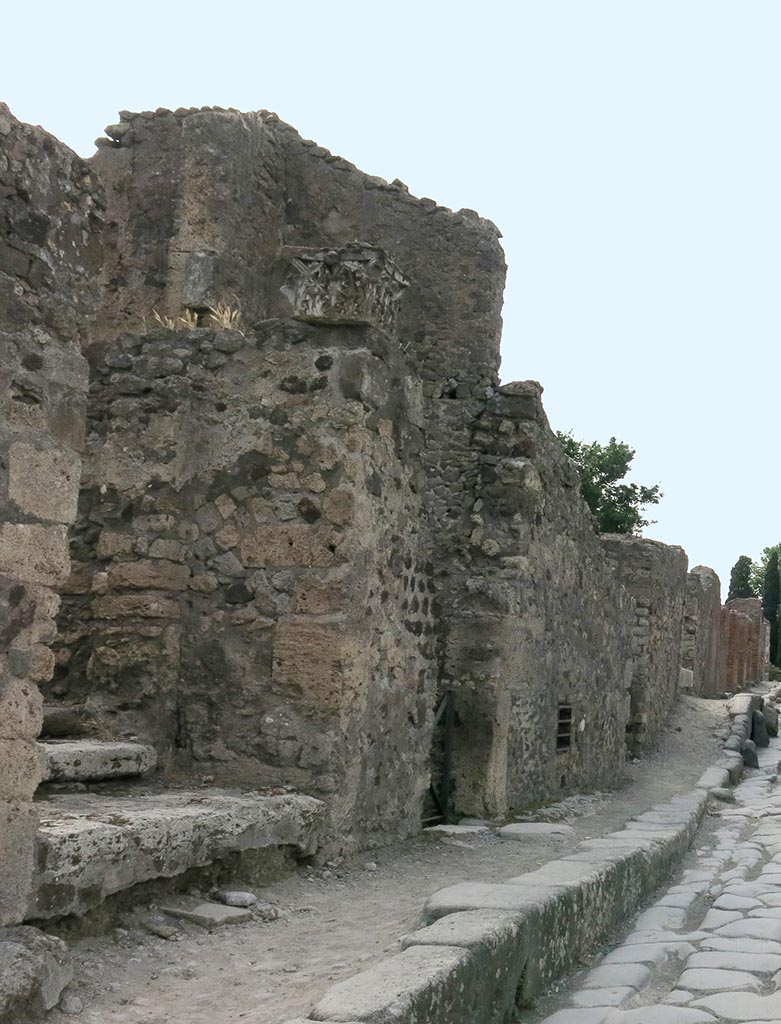 VI.17.14–13 Pompeii. September 2015. Looking north-west along street-front façade from entrance with Corinthian capital. 