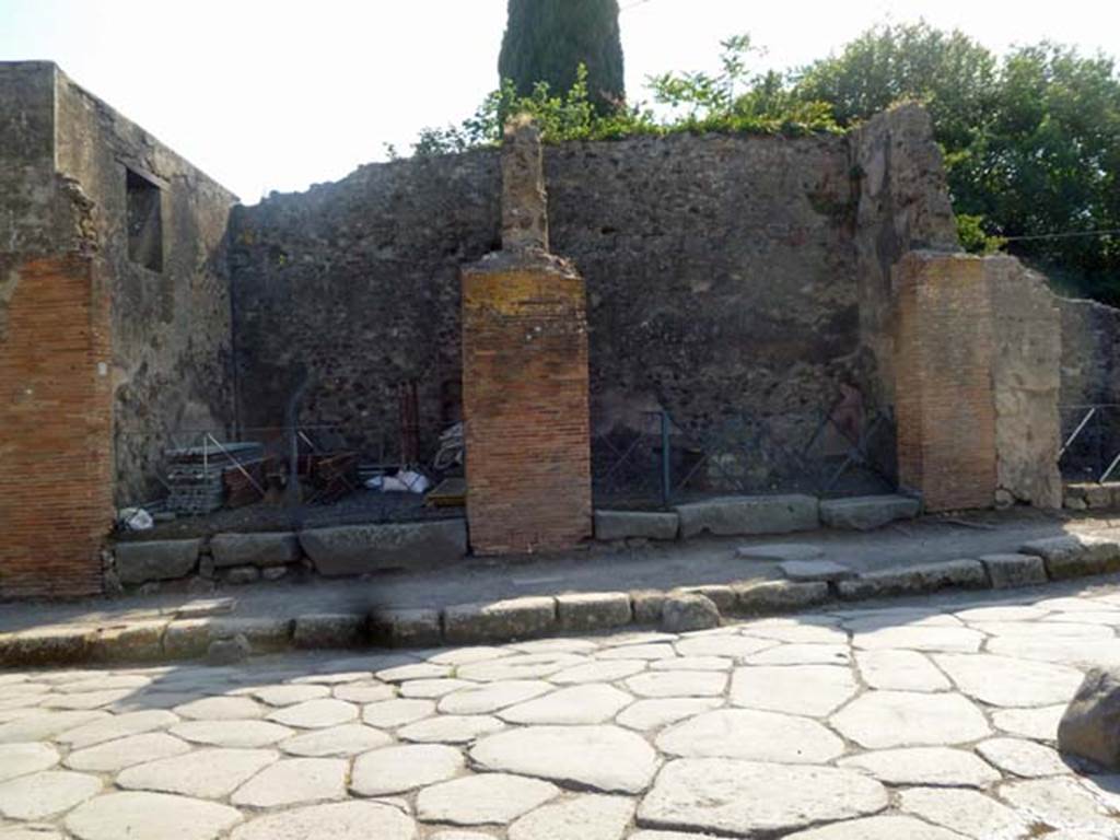 VI.17.20/19 Pompeii. May 2011. Looking west to VI.17.19, on right, on Via Consolare. 
Photo courtesy of Michael Binns. According to Fiorelli  the dwelling at VI.17.23/25 had six shops attached to it, along the Via Consolare.
