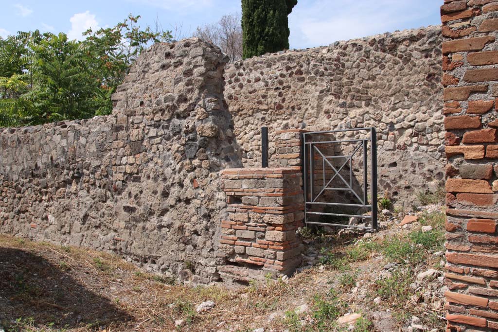 VI.17.23 Pompeii. September 2021. Entrance doorway leading to peristyle, in room on north side of shop at VI.17.24. Photo courtesy of Klaus Heese.