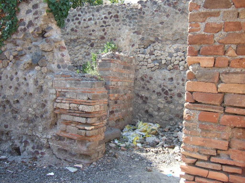 VI.17.23 Pompeii. May 2005. Small room with step to peristyle.