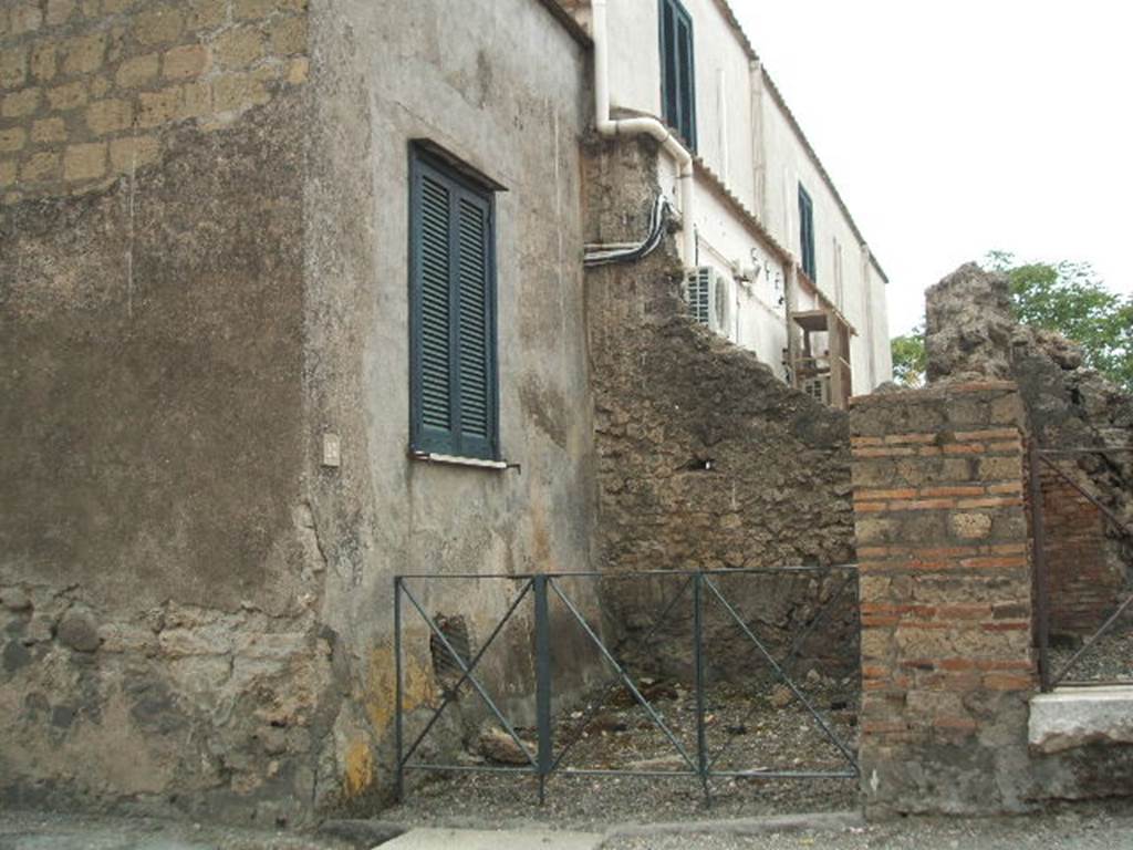 VI.17.26 Pompeii. May 2005. Looking west to entrance doorway.
According to Fiorelli  the dwelling at VI.17.23/25 had six shops attached to it, along the Via Consolare.
According to Mazois  the shops could be accounted for at VI.17.19/20/21/22, and with two shops at VI.17.23/24.
(In fact, VI.17.24 was an entrance (perhaps a shop?) leading to a passageway with stairs, and with an area to the north of it, leading to a step to the peristyle at VI.17.23). 
On the Mazois plan, he describes the entrance above, as 
A.  Passage which, by means of a gentle ramp, leads to the roadway (see VI.17.25).



