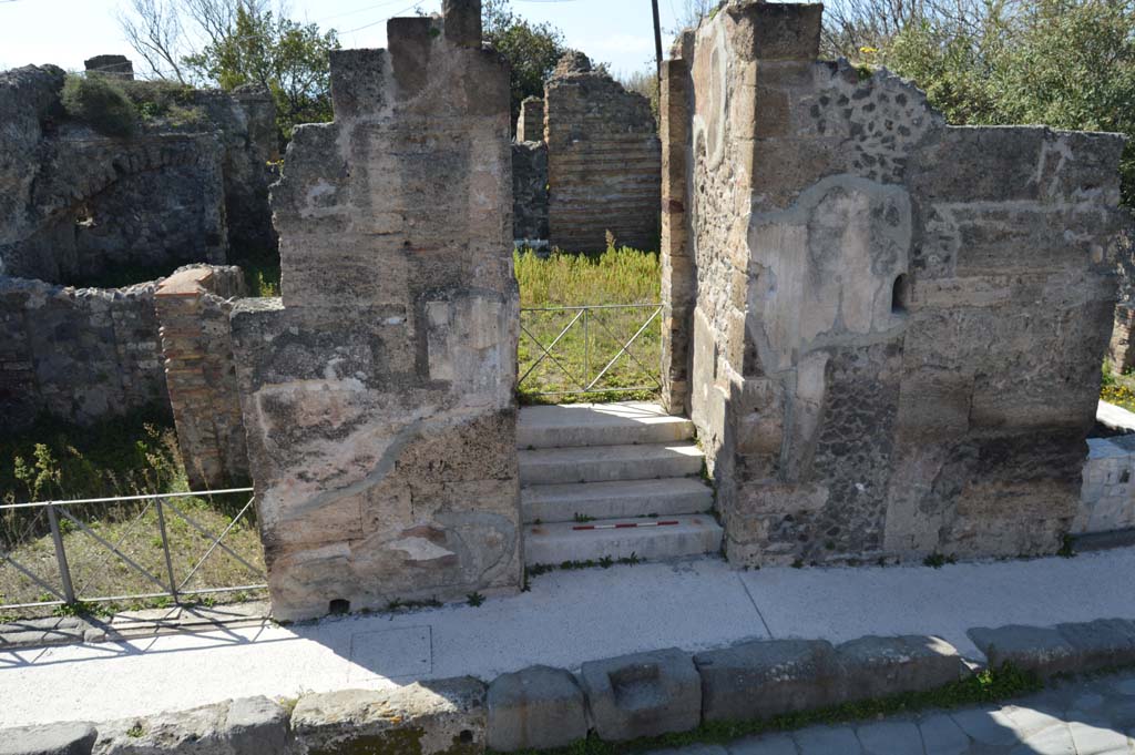 VI.17.32 Pompeii. March 2019. Looking towards entrance doorway on west side of Via Consolare.
Foto Taylor Lauritsen, ERC Grant 681269 DÉCOR.
