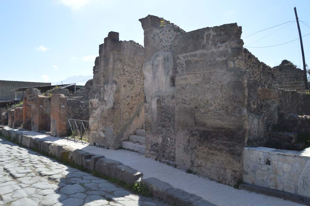 VI.17.32 Pompeii. March 2019. Looking south along west side of Via Consolare, towards entrance doorway, in centre.
Foto Taylor Lauritsen, ERC Grant 681269 DÉCOR.

