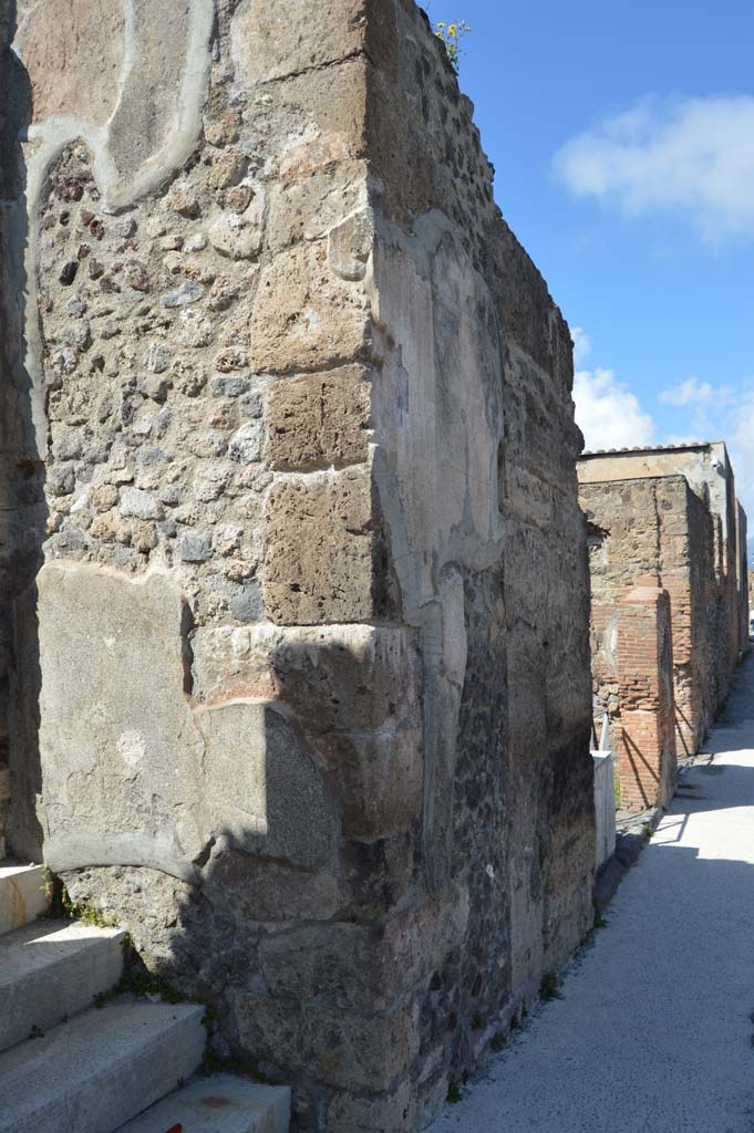 VI.17.32 Pompeii. March 2019. 
Looking towards front façade on north side of entrance doorway.
Foto Taylor Lauritsen, ERC Grant 681269 DÉCOR.
