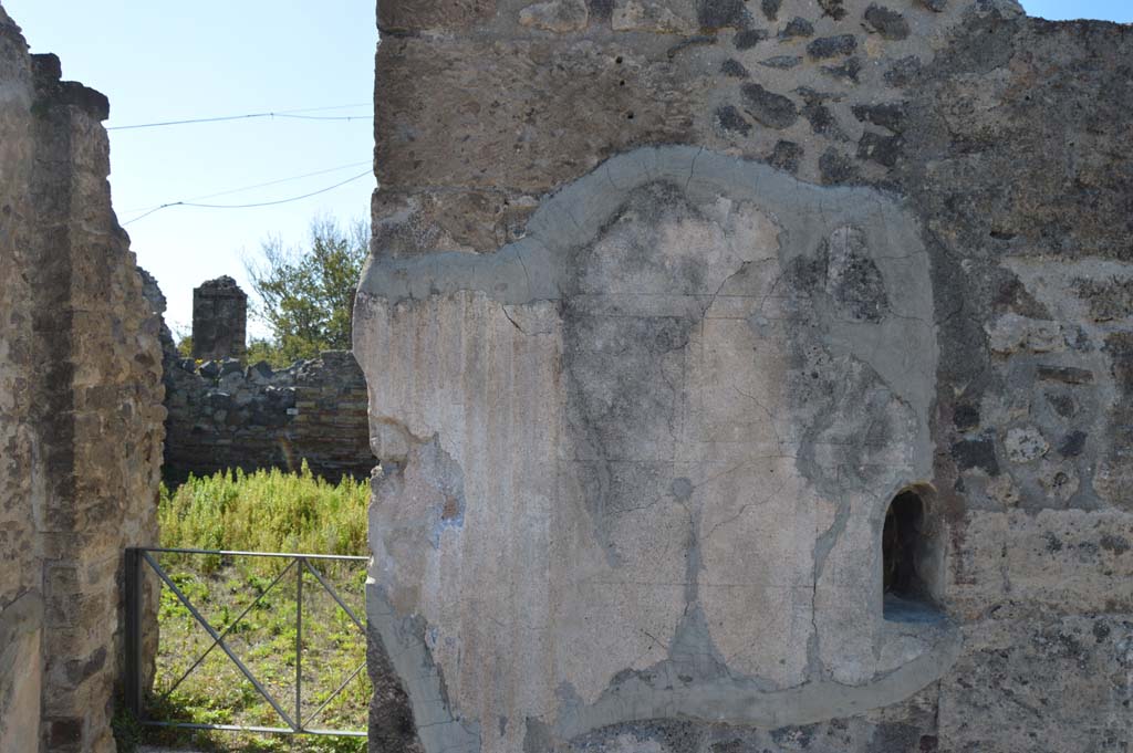 VI.17.32 Pompeii. March 2019. Detail from front wall on north side of doorway.
Foto Taylor Lauritsen, ERC Grant 681269 DÉCOR.
