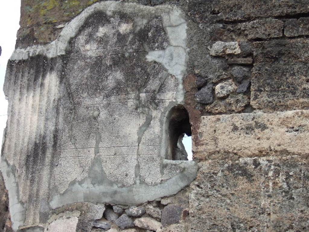 VI.17.32 Pompeii. December 2005. Ornamental plaster and niche on exterior wall , north side of doorway..