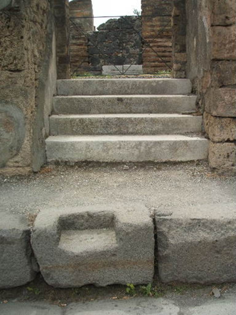 VI.17.32 Pompeii. May 2005. Step from street and house steps.