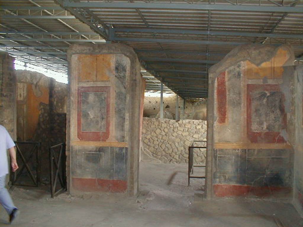 VI.17.42 Pompeii. September 2004. Room 6, triclinium on north side of atrium.