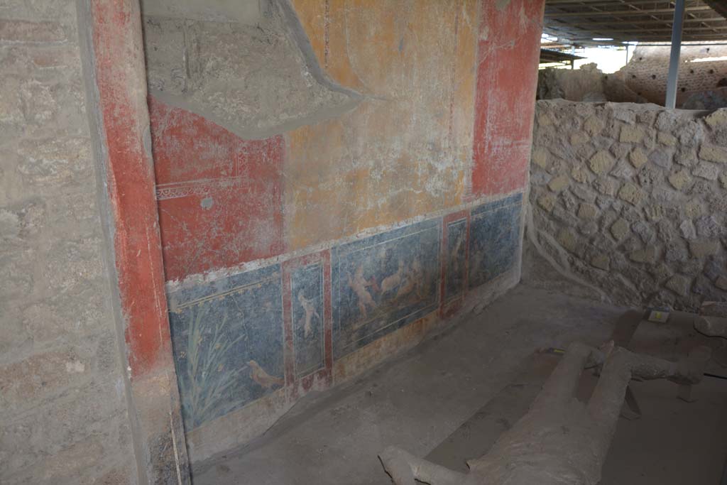 VI.17.42 Pompeii. September 2019. Triclinium 6, west wall with painted decoration, cupid hunting, plant and bird.
Foto Annette Haug, ERC Grant 681269 DÉCOR.

