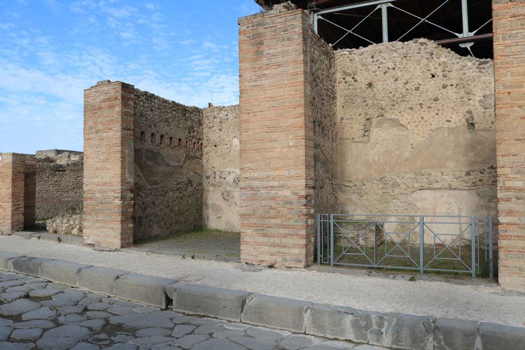 VII.1.2, Pompeii, in centre, with VII.1.1, on left, and VII.1.3, on right. December 2018.
Looking north on Via dell’Abbondanza. Photo courtesy of Aude Durand.
