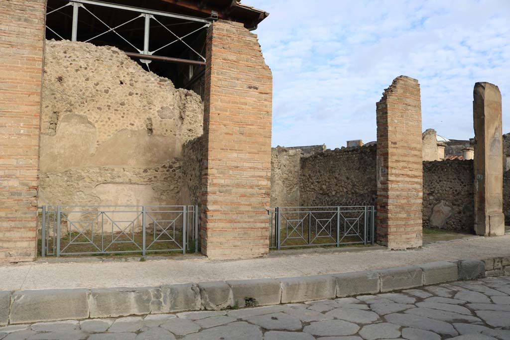 VII.1.4, Pompeii, in centre, VII.1.3, on left, and VII.1.5, on right. December 2018. 
Looking north on Via dellAbbondanza. Photo courtesy of Aude Durand.
