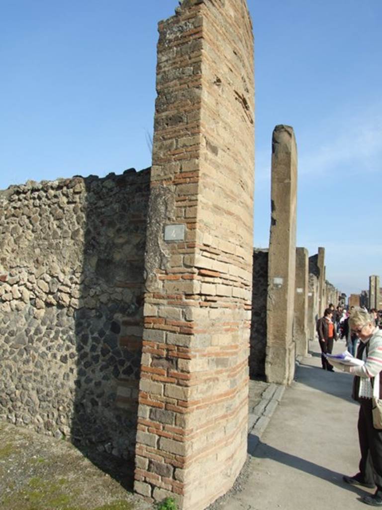 VII.1.4 Pompeii.  Shop.  December 2007.  East side of entrance on Via dell Abbondanza.