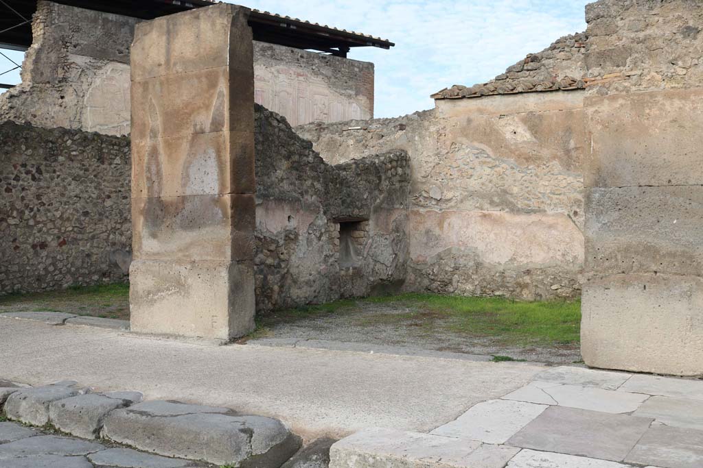 VII.1.7, Pompeii. December 2018. Looking north-west to entrance doorway on Via dell’Abbondanza. Photo courtesy of Aude Durand.

