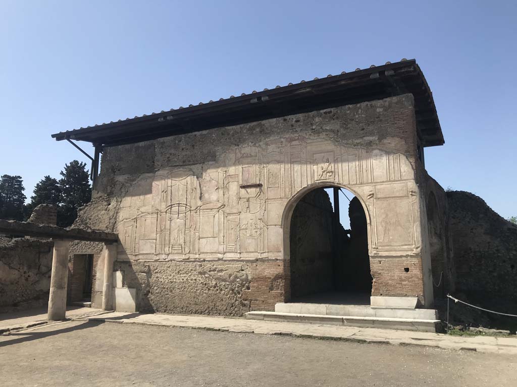 VII.1.8 Pompeii. April 2019. 
South-west corner of gymnasium C. Stucco exterior walls of destrictarium E and nymphaeum F.
Photo courtesy of Rick Bauer.
