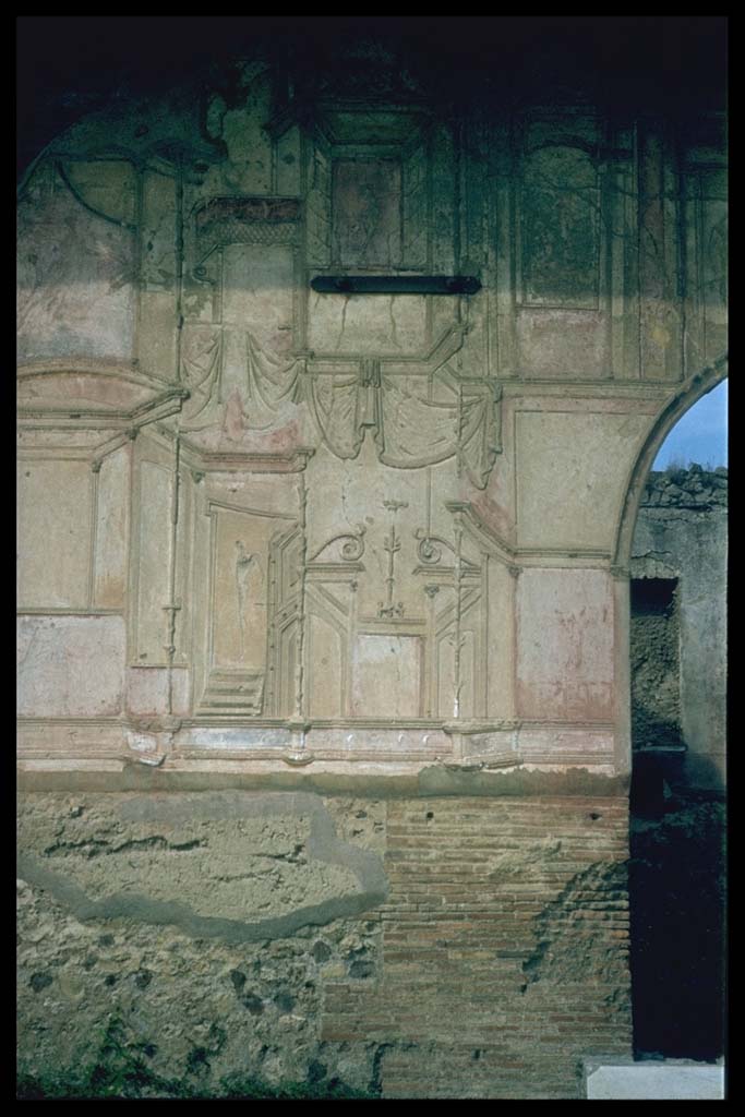 VII.1.8 Pompeii. South-west corner of gymnasium C, stucco walls. 
Photographed 1970-79 by Günther Einhorn, picture courtesy of his son Ralf Einhorn.
