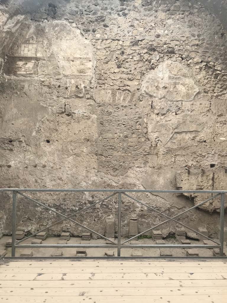 VII.1.8 Pompeii. April 2019. West wall of men’s tepidarium 3. Photo courtesy of Rick Bauer.