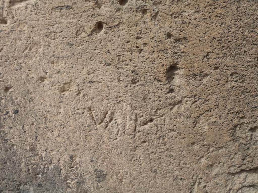 VII.1.12 Pompeii. September 2015. Detail of graffito from pilaster.
According to Epigraphik-Datenbank Clauss/Slaby (See www.manfredclauss.de) this reads
vale   [CIL IV 2128]

