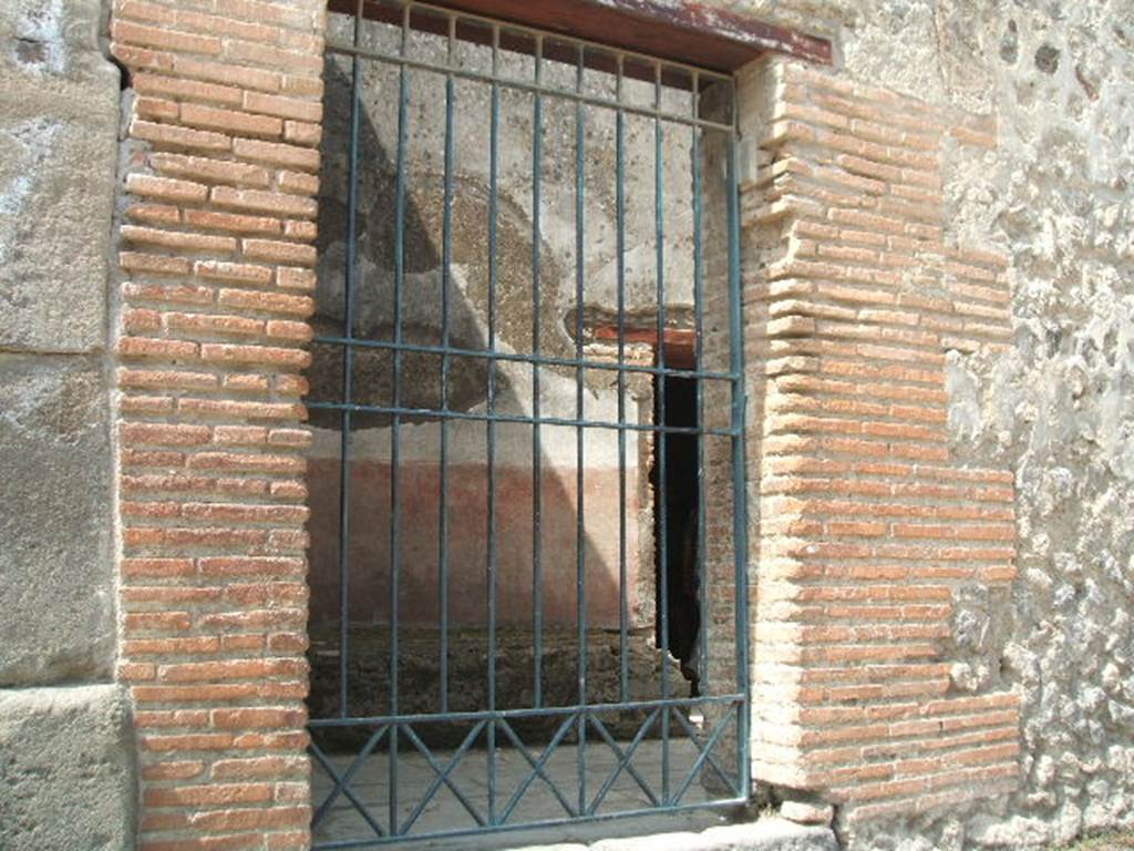 VII.1.14 Pompeii. May 2005. Entrance to mens waiting room 2a on Via Stabiana.
In July 1853, graffiti were found between VII.1.13 and 14, on the left, see VII.1.13.
Graffito also found in July 1853, between VII.1.14 and the blocked doorway, painted in red, was

P(ublium)  Fur(ium)  II v(irum)  v(irum)  b(onum)  o(ro)  v(os)  f(aciatis)    [CIL IV 67]

See Pagano, M. and Prisciandaro, R., 2006. Studio sulle provenienze degli oggetti rinvenuti negli scavi borbonici del regno di Napoli.  Naples : Nicola Longobardi. (p.169)
