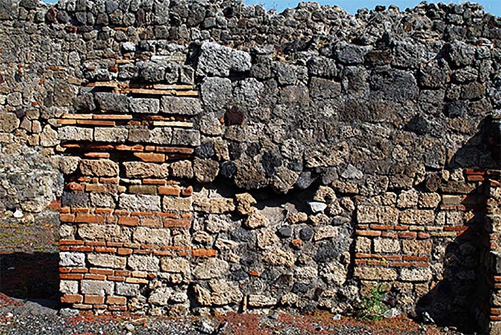 Fig. 19 – Pompéi, boulangerie VII 1, 36-37 – Mur oriental de l’atrium montrant le bouchage d’une porte initialement encadrée par des montants en opus vittatum mixtum.
Vue de l’ouest. Cliché : N. Monteix – EFR.
