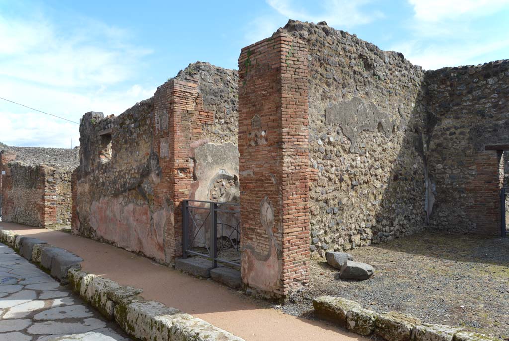 VII.1.36 Pompeii. May 2017. Entrance façade on east side of entrance doorway.
Photo courtesy of Buzz Ferebee.
