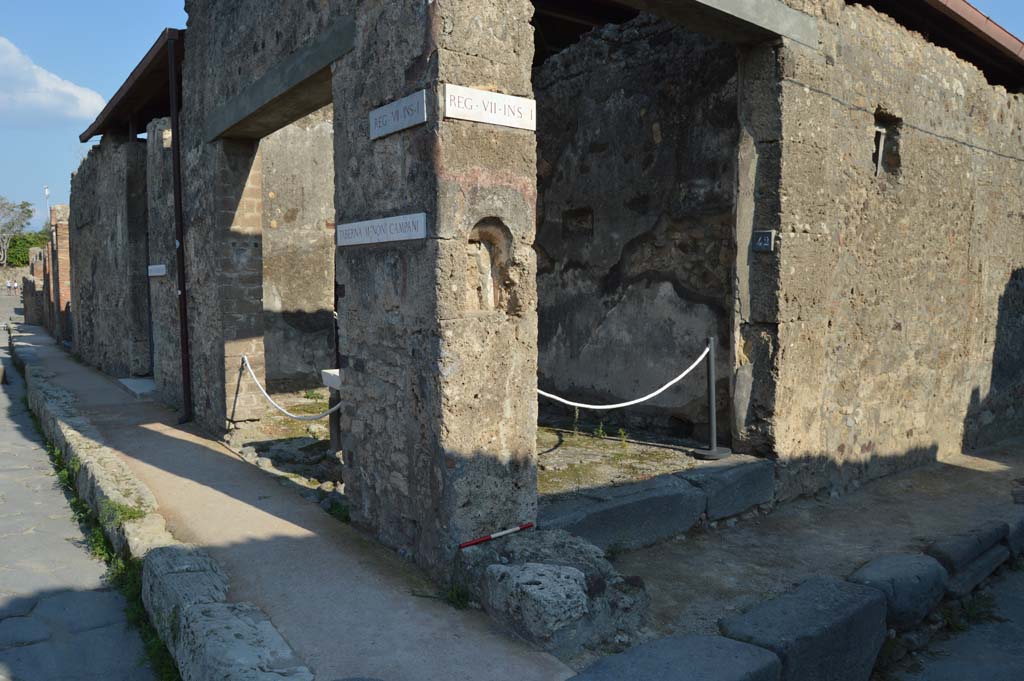 VII.1.42, Pompeii, on right. October 2018. 
Looking south-east towards entrances at junction between Via degli Augustali, on left, and Vicolo del Lupanare, on right.
Foto Taylor Lauritsen, ERC Grant 681269 DÉCOR.
