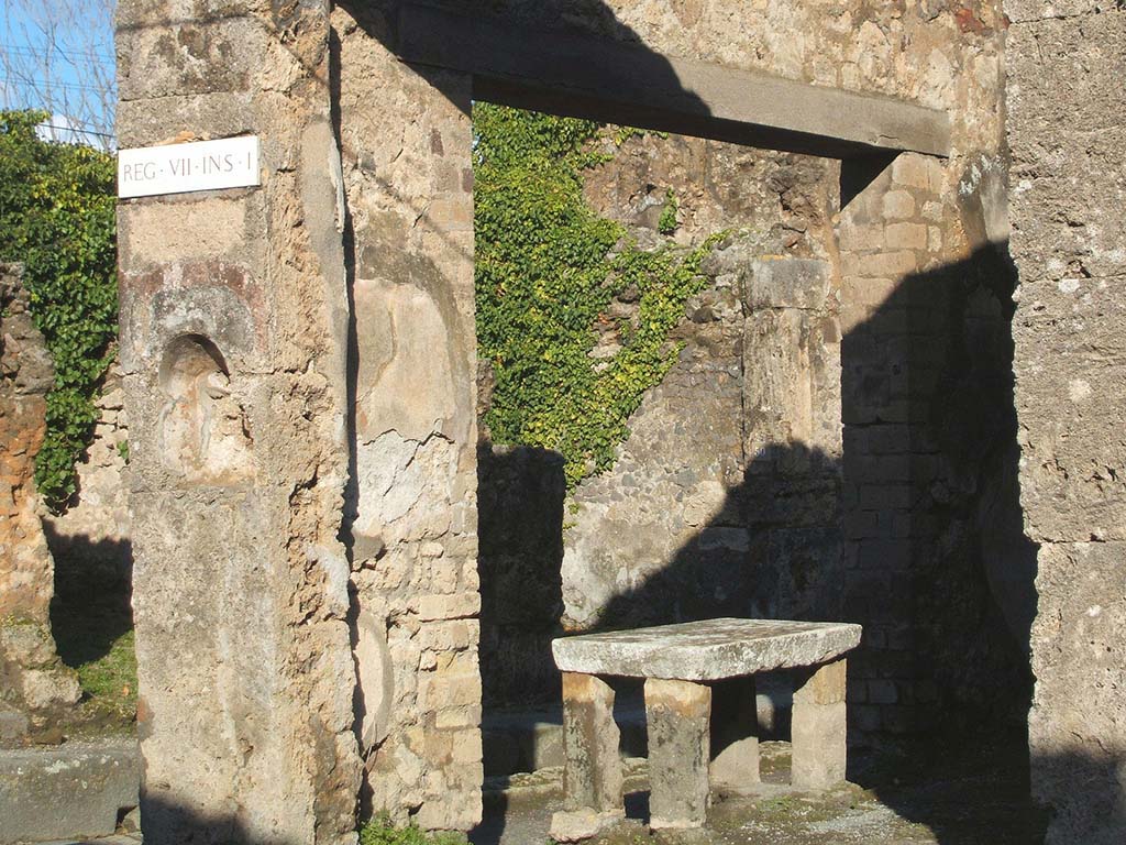 VII.1.42 Pompeii. December 2004. Niche on west side of pillar with marble table and entrance VII.1.41.