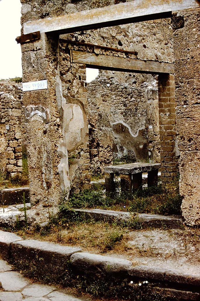 VII.1.42 Pompeii. 1959. Looking through doorway towards the other doorway at VII.1.41.
The niche appears to be filled in. Photo by Stanley A. Jashemski.
Source: The Wilhelmina and Stanley A. Jashemski archive in the University of Maryland Library, Special Collections (See collection page) and made available under the Creative Commons Attribution-Non-Commercial License v.4. See Licence and use details.
J59f0401

